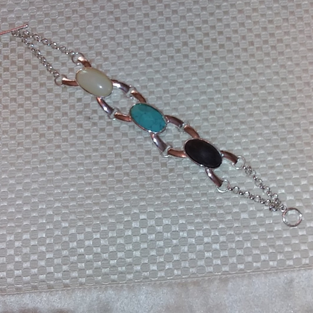 Bracelet 8in. 3 color plastic beads